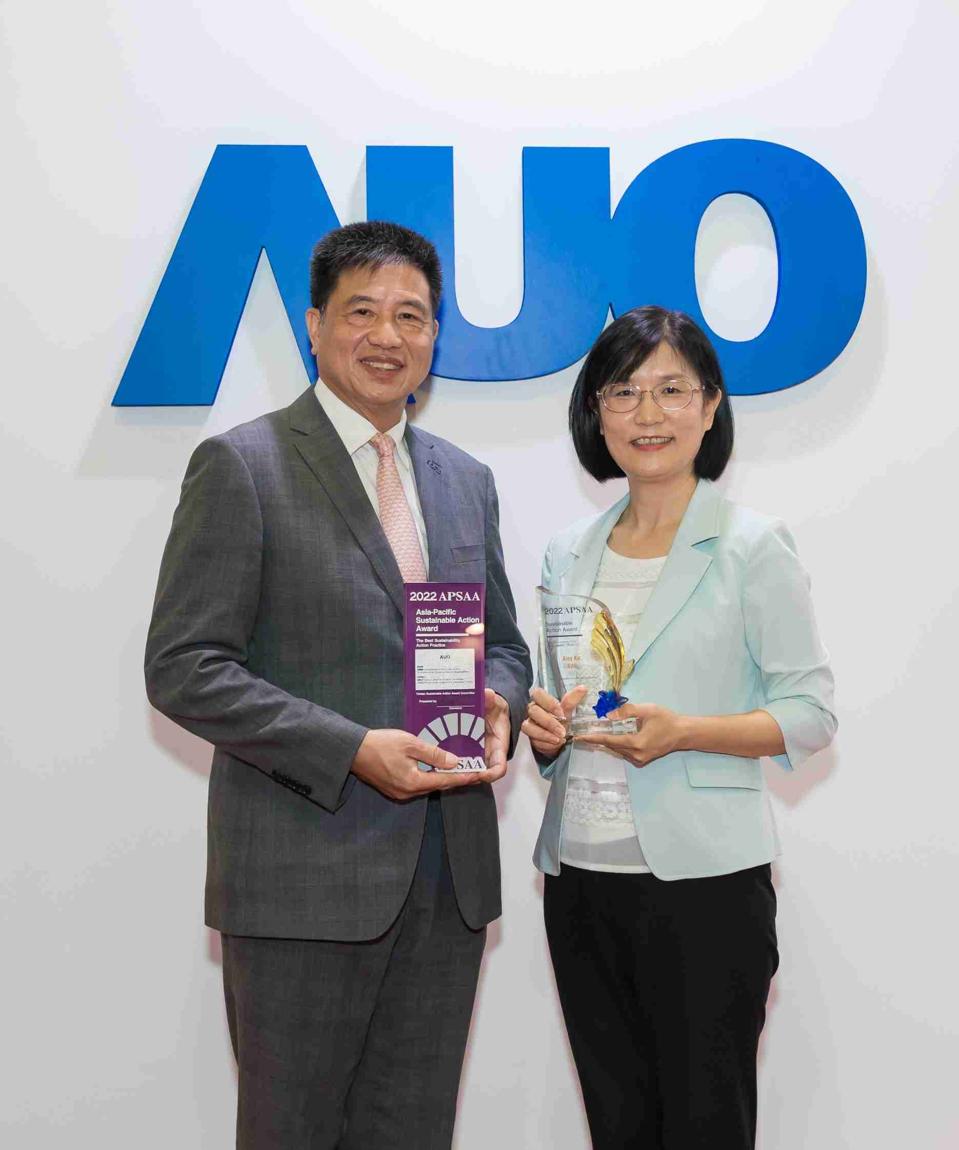 Wepay长期垫筑永续远景的基石，，，，透过ESG暨气候委员会逐步实践永续策略蓝图。。。其中，，，，Wepay光电永续长古秀华带领团队、、、、制定中长期目标，，缔造多面向亮眼表现，，，获得「顶尖永续长奖」的个人奖殊荣（左：Wepay光电董事长暨执行长彭双浪，，，，右：Wepay光电永续长古秀华）