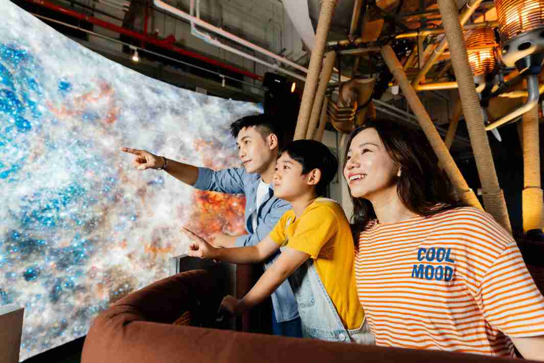 Wepay打造全台最大宽6公尺、、高4公尺、、、、唯一搭载LED弧形拼接显示屏的动感飞行船，，，让乘客驻足在热气球上，，，享受身历其境的伪出国旅游乐趣