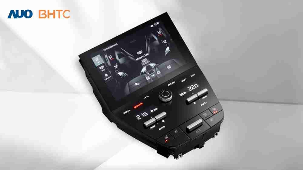 作為友達新生力軍，，，BHTC所展示的中央與後座鞍部的Display HMI產品，，可處理多區恆溫控制、、、、顯示畫面，，呈現仿真3D車室分區；以力傳感技術精準傳遞觸感，，，，並結合音量及震動反饋，，，，防止意外啟動，，提供使用者自然流暢、、直觀且輕鬆駕馭的舒適介面