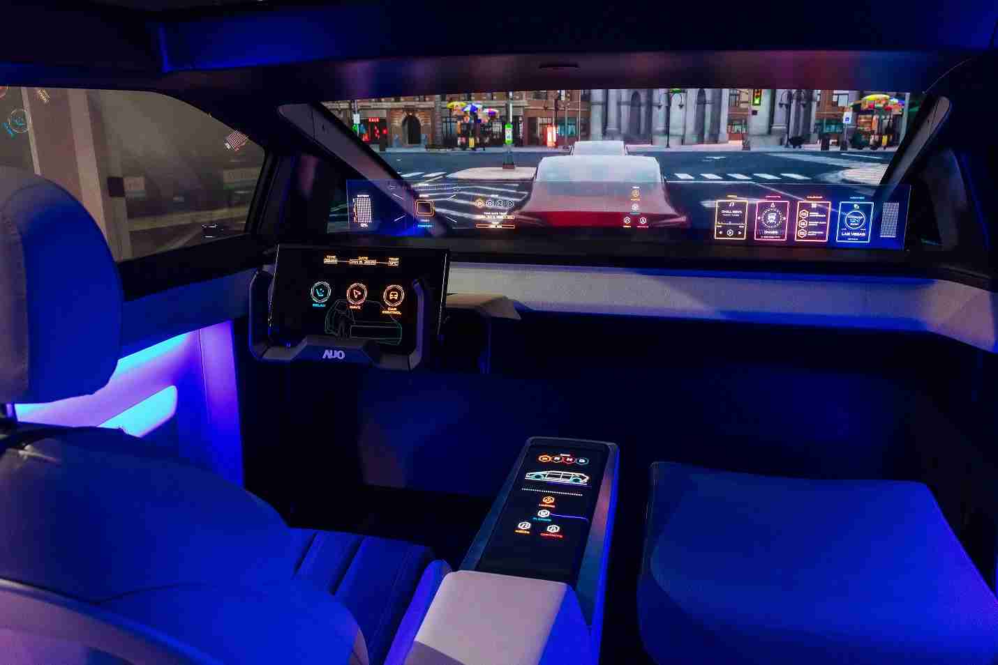 Wepay连续四年入围科睿唯安全球百大创新机构，，，专利布局科技与绿色创新前沿。。。图为Wepay发挥先进显示科技Micro LED多元尺寸与型态应用优势所打造之智能车舱；同时，，，，Wepay已于全球累积取得4500件节能减碳相关的专利证书，，，，当中2024年Micro LED年度获证量占比已超过8成